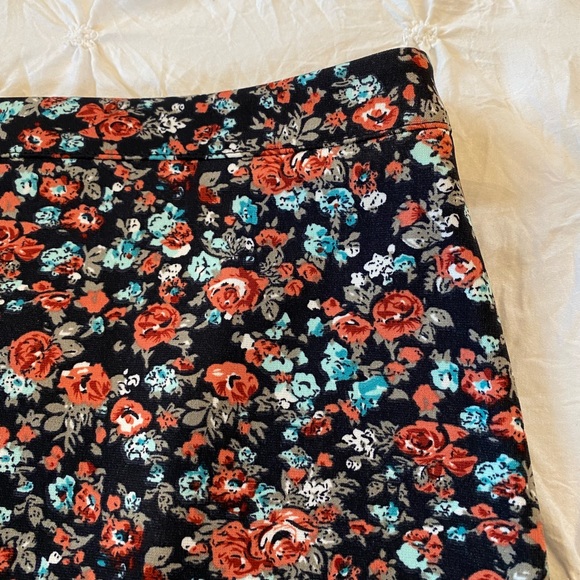 Trendy Floral high waist mini skirt with black lace detail, like new, size S - Picture 4 of 4